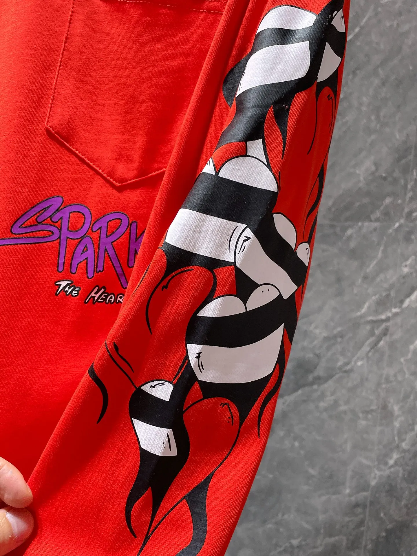 P160 Chrome Hearts 🍁Long T Series🍁 Available simultaneously at counters Chrome Mattyboy graffiti flame love long T specially customized original 1:1 high weight comfortable fabric Recommended color: customized red Size: S, M, L, XL
